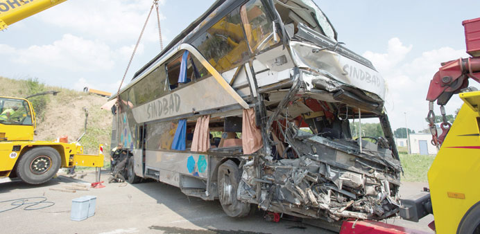 Almaniyada sərnişin avtobusu yaşayış evinə &ccedil;ırpılıb 