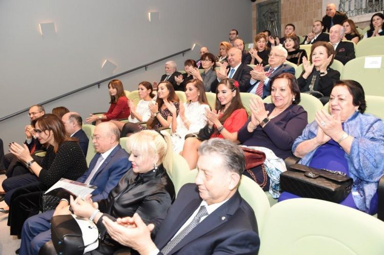 Birinci xanım “Leyli və Məcnun” muğam operasının tamaşasında - Fotolar 