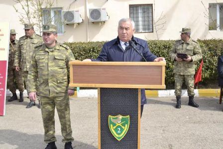 İcra başçısı ön xətdə xidmət edən əsgərlərlə görüşdü