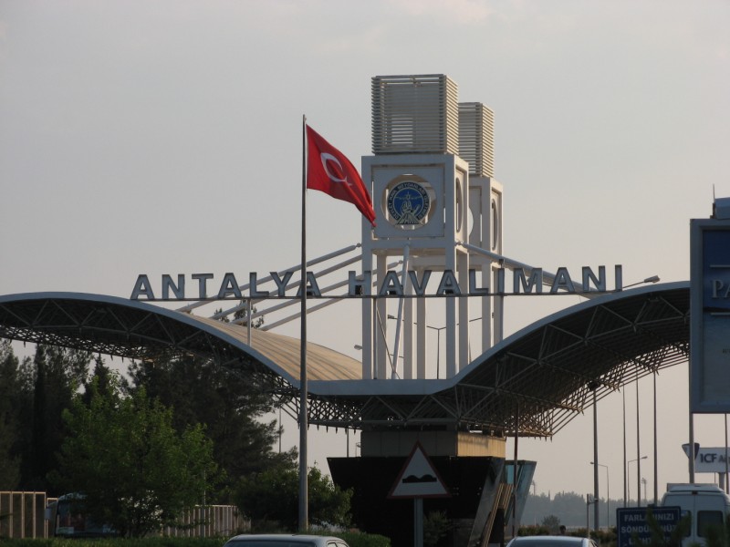 Antalyada aeroportunda panika: “Üstümdə bomba var”