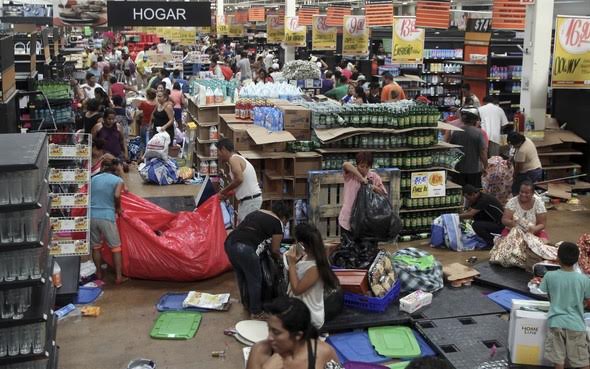 Benzin bahalaşdı: Yüzlərlə market qarət edildi 