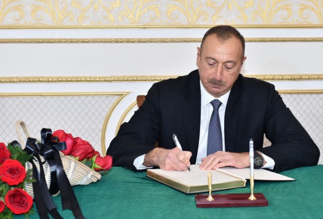 İlham Əliyev İran səfiliyində matəm kitabına imza atdı