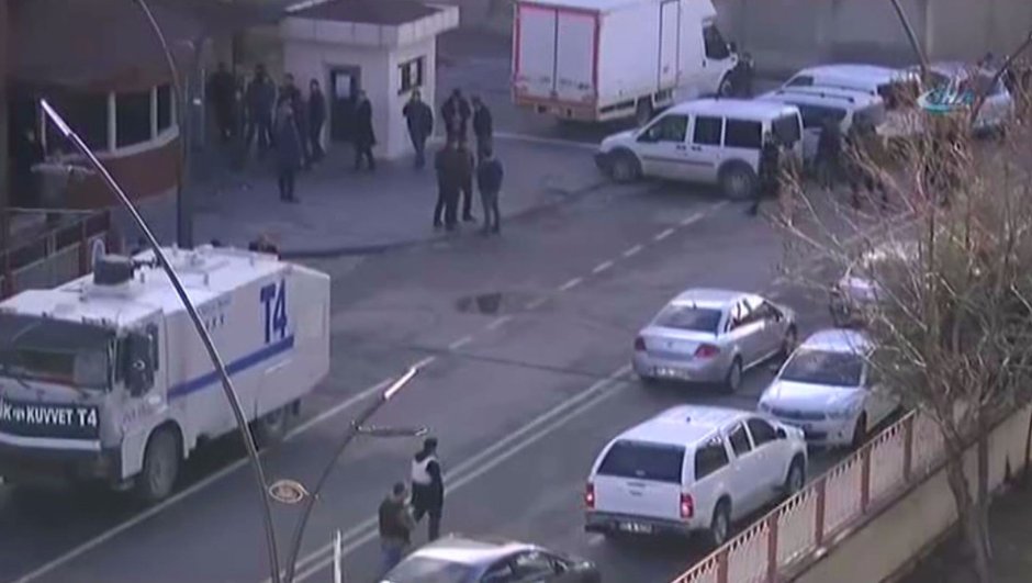 T&uuml;rkiyədə polis idarəsinə h&uuml;cum: terror&ccedil;u &ouml;ld&uuml;r&uuml;ld&uuml;