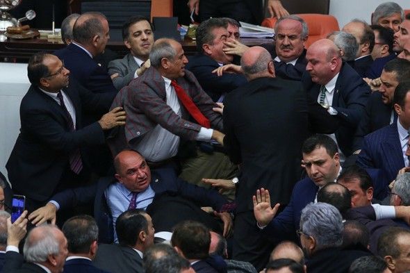 Parlament Ərdoğana geniş səlahiyyətlər verən dəyişikliyə &ldquo;hə&rdquo; dedi  &nbsp;
