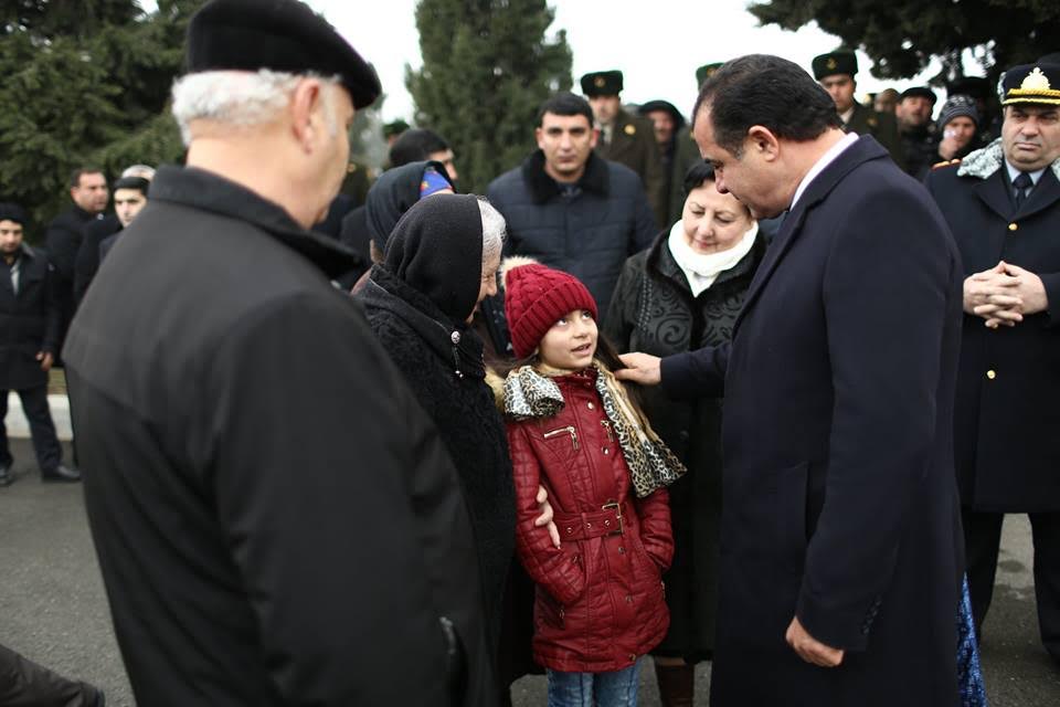 Elmar Vəliyev şəhid ailələrinin şikayətlərini dinlədi