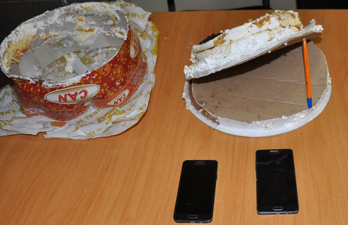 Həbsxanaya tortun i&ccedil;ində telefon ke&ccedil;irilməsinə cəhd