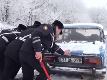 Polislər yolda qalan s&uuml;r&uuml;c&uuml;lərə k&ouml;mək etdi - VİDEO 
