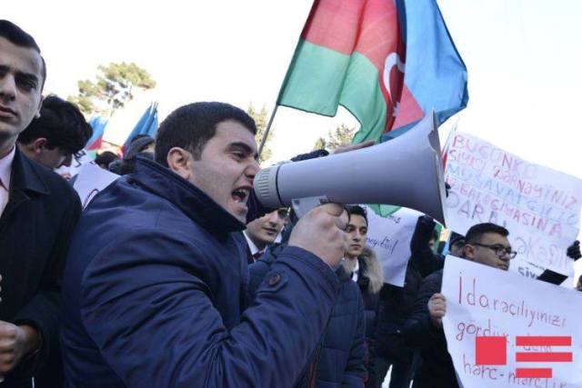 Gənclərin M&uuml;savat qarşısındakı aksiyasını YAP təşkil edib? - Hakim partiyadan A&Ccedil;IQLAMA