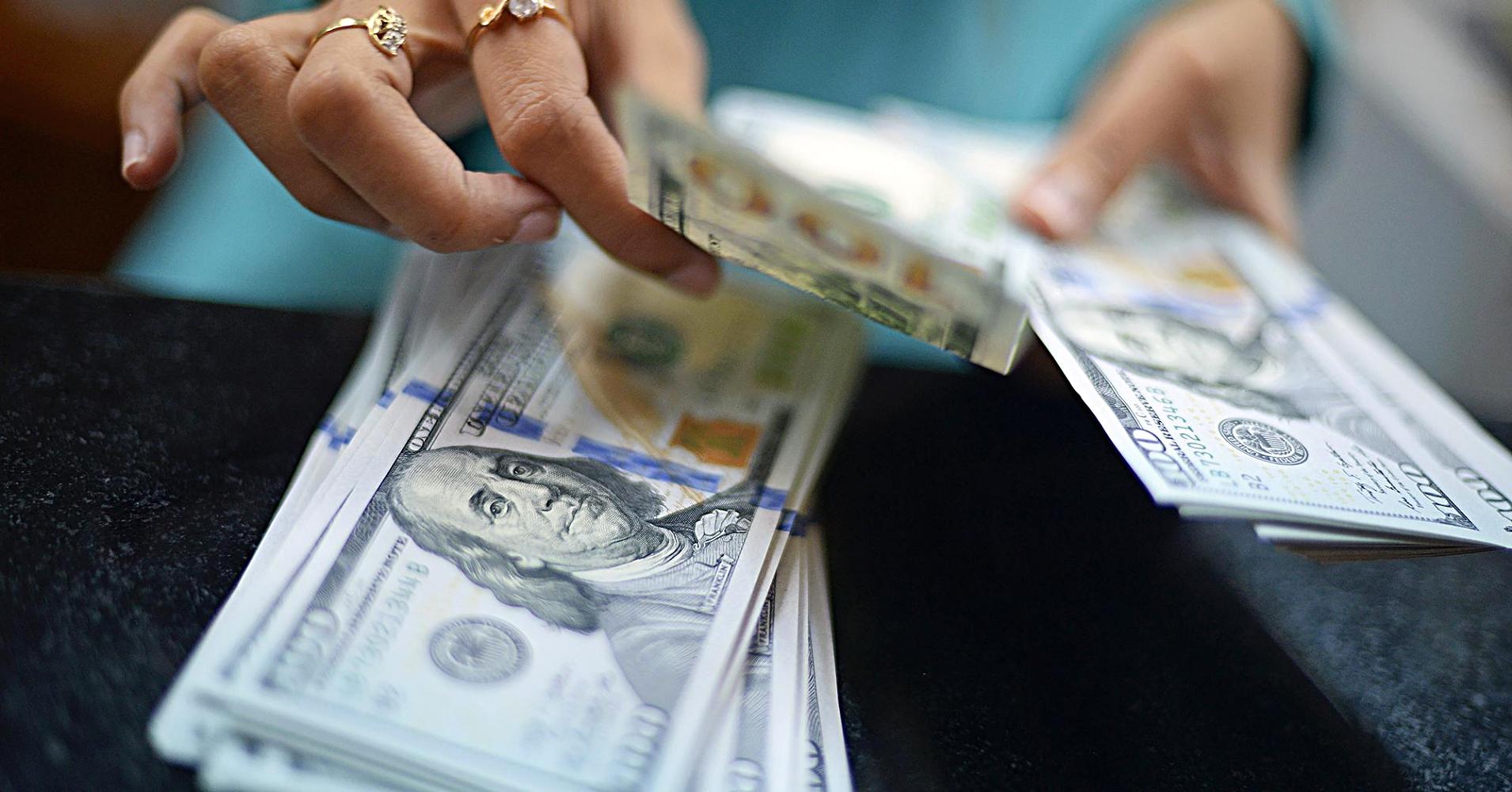 Banklar dolları daha da ucuzlaşdırdı – SİYAHI