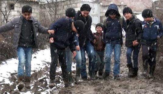Azərbaycanlılar pal&ccedil;ıqlı yola etiraz etdi