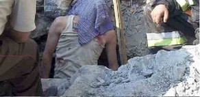 Başına dəmir d&uuml;şən fəhlə &ouml;ld&uuml;