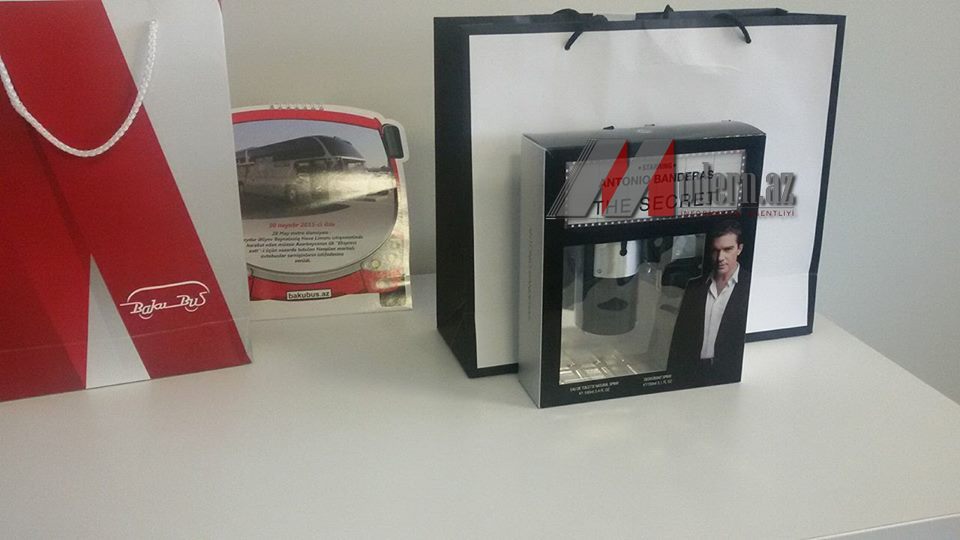 Sərnişin sevgililər g&uuml;n&uuml; hədiyyəsini &ldquo;BakuBus&rdquo; avtobusunda unutdu - FOTO