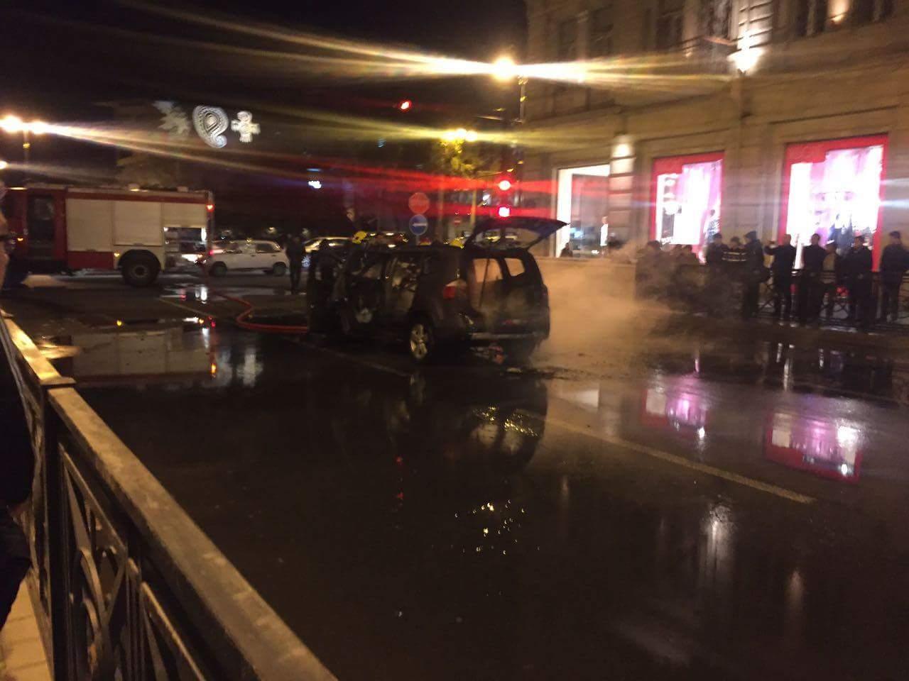 Bakının mərkəzində avtomobil yanıb