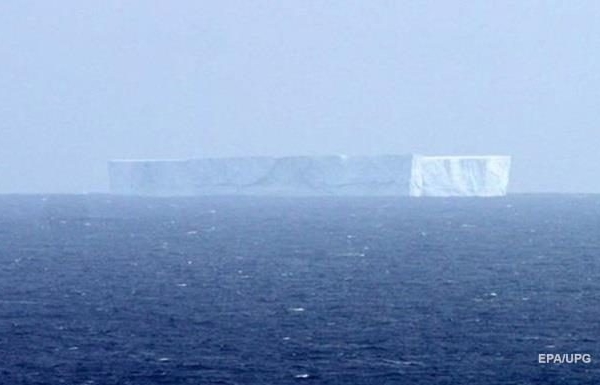 Antarktidakı nəhəng buz dağında parçalanma