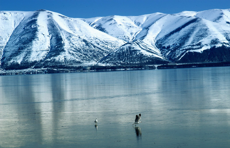 Göyçə gölü son 25 ildə ilk dəfə buz bağladı – FOTOLAR