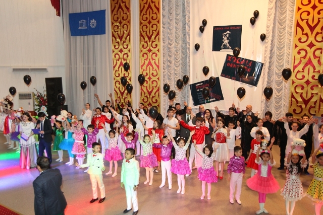 Qazaxıstanda Xocalı qurbanlarına g&ouml;rə qara şarlar buraxıldı  