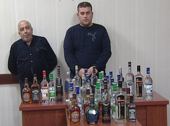 Bakıda saxta i&ccedil;kilərin istehsal&ccedil;ıları tutuldu - FOTO