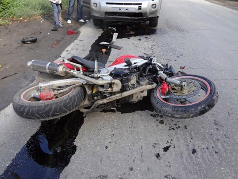 Neftçalada motosiklet avtomobilə çırpıldı: 4 yaralı 
