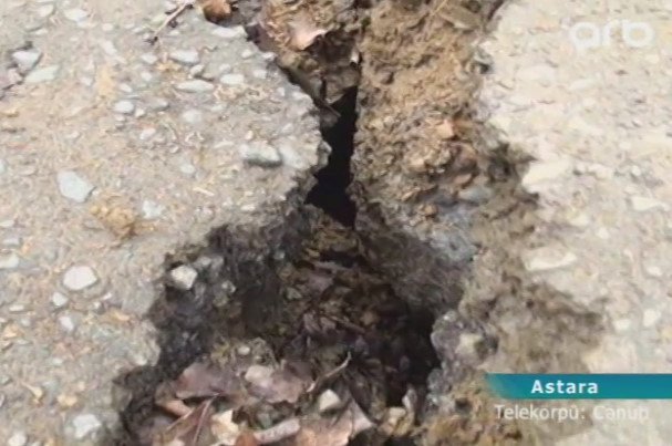 Torpaq sürüşməsi Astara sakinlərinə ciddi problem yaradıb - Video