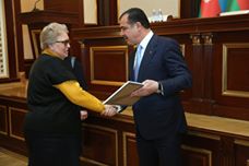 Elmar Vəliyev gəncəli qadınları mükafatlandırdı