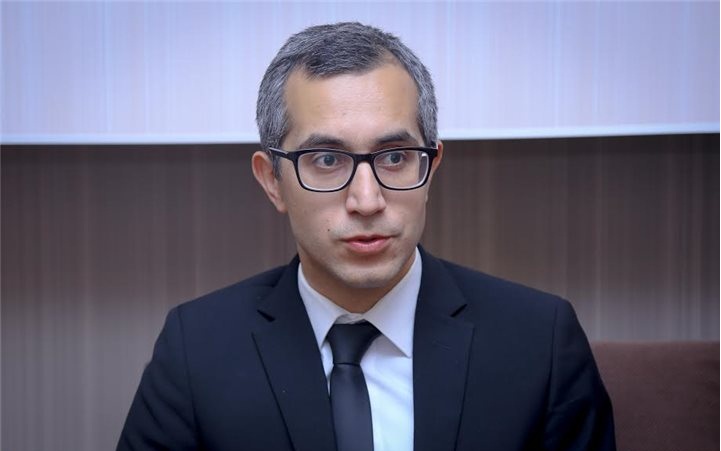 Təhsil eksperti: “Universitetlərin tələbələri daşımaq üçün servis avtobusları olmalıdır”   