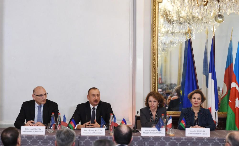 Prezident Fransadan mühüm mesajlar verdi 