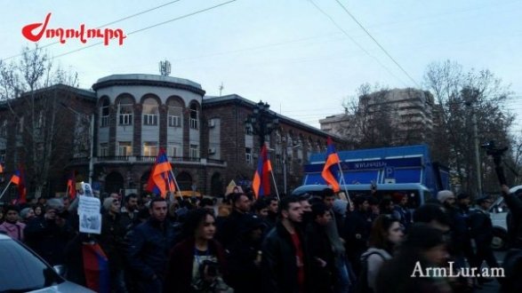 Yerevan polisi oturaq aksiyanı dağıdır
