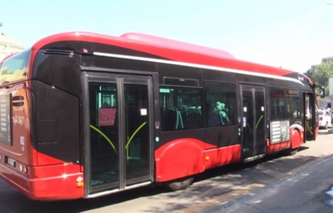 “Baku Bus”un daha bir sürücüsü sərnişinin həyatını qurtardı-VİDEO