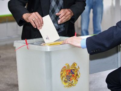 Erməni&nbsp;jurnalist &ouml;lkəsindəki se&ccedil;ki saxtakarlığından yazıb