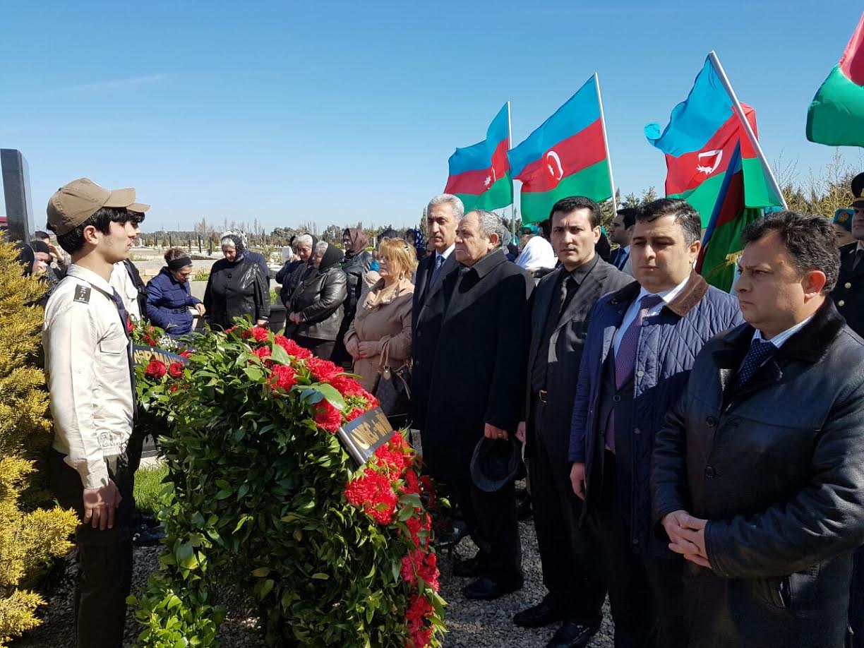UNEC aprel döyüşlərində şəhid olan məzunlarının məzarı başında: "Sizinlə qürur duyuruq!"