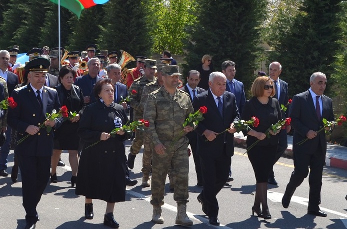 Elmira Süleymanovanın halı pisləşdi: ona kömək etdil'r - FOTOLAR