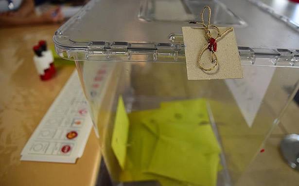 Azərbaycanda yaşayan Türkiyə vətəndaşları referenduma səs verir