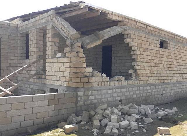 Abşeronda İcra Hakimiyyəti jurnalistin evini dağıtdı - FOTO