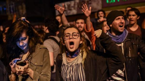 İstanbul ayaqda: referendumun nəticələrinin ləğvi tələb edilir 