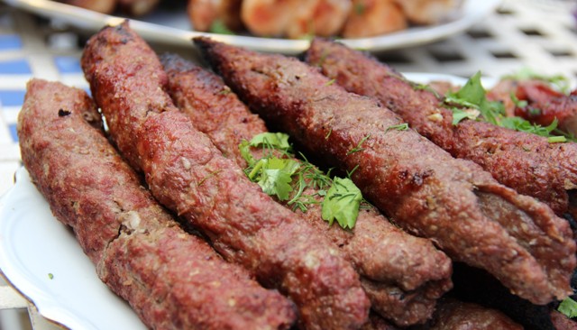 Şadlıq evləri kolbasa və l&uuml;ləkababdan imtina edəcək? - Restoranlardan at-eşşək əti ilə bağlı A&Ccedil;IQLAMA