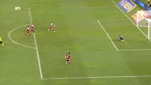 Futbolçu 2 metrdən qapıya qol vura bilmədi - VİDEO