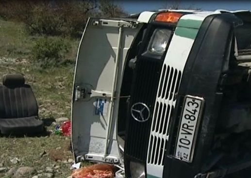 Mikroavtobus qəzasında xəsarət alanların kimliyi bilindi - Siyahı 
