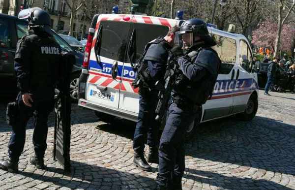 Fransada atışma: 2 polis öldü, Yenilənib