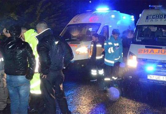 Türkiyədə dəfndən qayıdan mikroavtobus aşdı: 6 ölü 