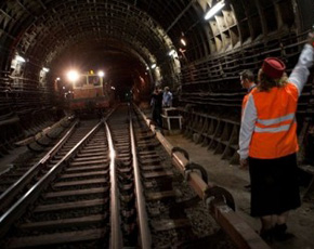 Bakıda metro qatarı tuneldə qalıb