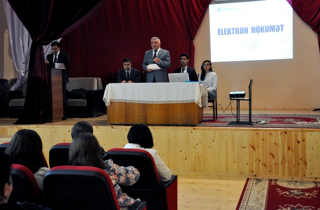 Ağdaşda tələbə və müəllimlər elektron xidmətlərlə bağlı məlumatlandırılıb