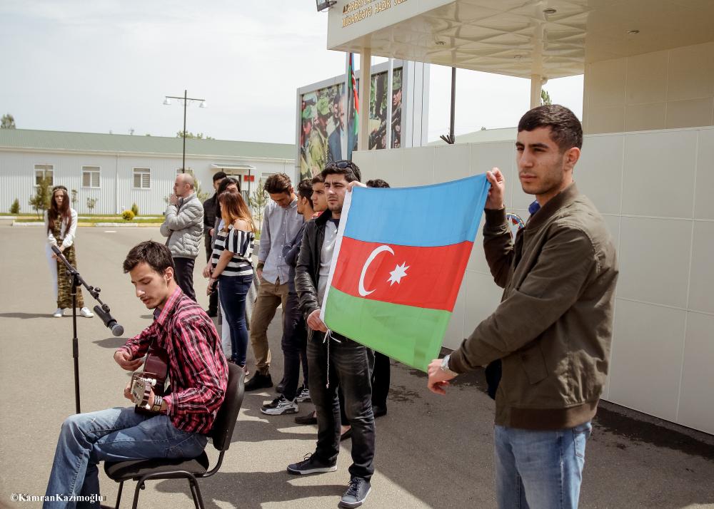 Qərb Universitetinin tələbələri cəbhədə əsgərlərlə birgə   