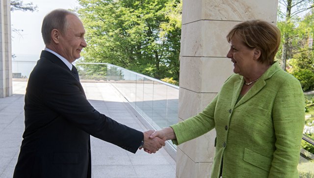 Putin-Merkel görüşü davam edir