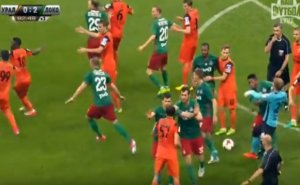 Futbol &uuml;zrə final oyununda k&uuml;tləvi dava - VİDEO 