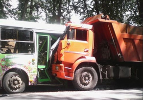 Mingəçevirdə sərnişin avtobusu yük maşını ilə toqquşub: 5 yaralı