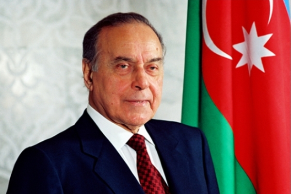 Xalq şairinə Heydər Əliyev m&uuml;kafatı, akademikə "Qızıl &ccedil;ınar" m&uuml;kafatı verildi