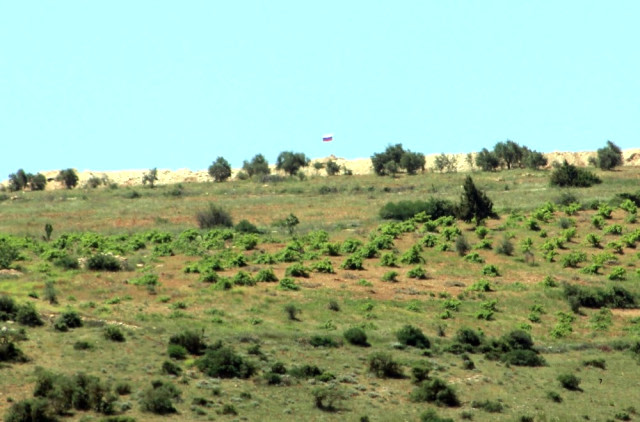 PYD Türkiyə sərhədində rus bayrağı sancdı