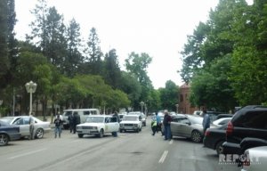 Gəncədə toy karvanının yola pul səpəməsi tıxac yaratdı