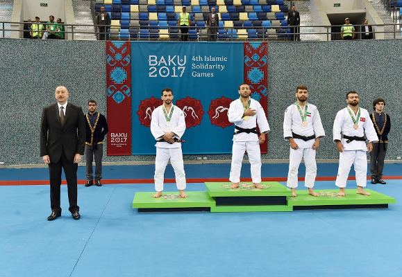 İlham Əliyev Azərbaycan cüdoçusuna qızıl medal təqdim edib