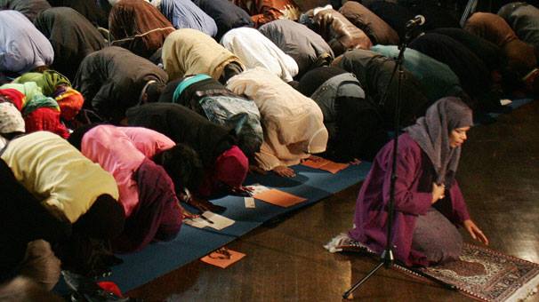 Müsəlman qadın ilk dəfə cümə namazında imamlıq etdi - FOTO